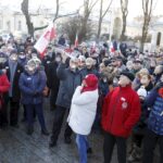 09.01.2016 Kielce. Komitet Obrony Demokracji manifestuje w obronie wolnych mediów pod pomnikiem Henryka Sienkiewicza. / Jarosław Kubalski / Radio Kielce