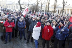 09.01.2016 Kielce. Komitet Obrony Demokracji manifestuje w obronie wolnych mediów pod pomnikiem Henryka Sienkiewicza. / Jarosław Kubalski / Radio Kielce