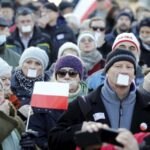 09.01.2016 Kielce. Komitet Obrony Demokracji manifestuje w obronie wolnych mediów pod pomnikiem Henryka Sienkiewicza. / Jarosław Kubalski / Radio Kielce
