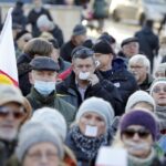 09.01.2016 Kielce. Komitet Obrony Demokracji manifestuje w obronie wolnych mediów pod pomnikiem Henryka Sienkiewicza. / Jarosław Kubalski / Radio Kielce