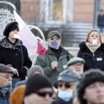 09.01.2016 Kielce. Komitet Obrony Demokracji manifestuje w obronie wolnych mediów pod pomnikiem Henryka Sienkiewicza. / Jarosław Kubalski / Radio Kielce