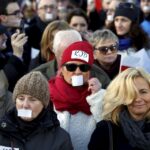 09.01.2016 Kielce. Komitet Obrony Demokracji manifestuje w obronie wolnych mediów pod pomnikiem Henryka Sienkiewicza. / Jarosław Kubalski / Radio Kielce