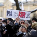 09.01.2016 Kielce. Komitet Obrony Demokracji manifestuje w obronie wolnych mediów pod pomnikiem Henryka Sienkiewicza. / Jarosław Kubalski / Radio Kielce