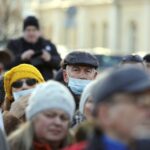 09.01.2016 Kielce. Komitet Obrony Demokracji manifestuje w obronie wolnych mediów pod pomnikiem Henryka Sienkiewicza. / Jarosław Kubalski / Radio Kielce