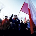 09.01.2016 Kielce. Komitet Obrony Demokracji manifestuje w obronie wolnych mediów pod pomnikiem Henryka Sienkiewicza. / Jarosław Kubalski / Radio Kielce