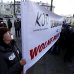 09.01.2016 Kielce. Komitet Obrony Demokracji manifestuje w obronie wolnych mediów pod pomnikiem Henryka Sienkiewicza. / Jarosław Kubalski / Radio Kielce