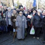 09.01.2016 Kielce. Komitet Obrony Demokracji manifestuje w obronie wolnych mediów pod pomnikiem Henryka Sienkiewicza. / Jarosław Kubalski / Radio Kielce