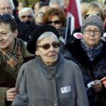 09.01.2016 Kielce. Komitet Obrony Demokracji manifestuje w obronie wolnych mediów pod pomnikiem Henryka Sienkiewicza. Wnuczka pisarza Jadwiga Sienkiewicz. / Jarosław Kubalski / Radio Kielce