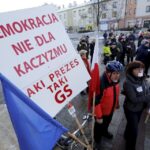 09.01.2016 Kielce. Komitet Obrony Demokracji manifestuje w obronie wolnych mediów pod pomnikiem Henryka Sienkiewicza. / Jarosław Kubalski / Radio Kielce