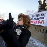 09.01.2016 Kielce. Komitet Obrony Demokracji manifestuje w obronie wolnych mediów pod pomnikiem Henryka Sienkiewicza. / Jarosław Kubalski / Radio Kielce