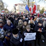 09.01.2016 Kielce. Komitet Obrony Demokracji manifestuje w obronie wolnych mediów pod pomnikiem Henryka Sienkiewicza. / Jarosław Kubalski / Radio Kielce