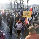 09.01.2016 Kielce. Komitet Obrony Demokracji manifestuje w obronie wolnych mediów pod pomnikiem Henryka Sienkiewicza. / Jarosław Kubalski / Radio Kielce