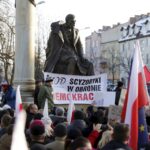 09.01.2016 Kielce. Komitet Obrony Demokracji manifestuje w obronie wolnych mediów pod pomnikiem Henryka Sienkiewicza. / Jarosław Kubalski / Radio Kielce