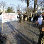 09.01.2016 Kielce. Komitet Obrony Demokracji manifestuje w obronie wolnych mediów pod pomnikiem Henryka Sienkiewicza. / Jarosław Kubalski / Radio Kielce