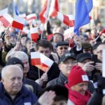 09.01.2016 Kielce. Komitet Obrony Demokracji manifestuje w obronie wolnych mediów pod pomnikiem Henryka Sienkiewicza. / Jarosław Kubalski / Radio Kielce