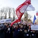 09.01.2016 Kielce. Komitet Obrony Demokracji manifestuje w obronie wolnych mediów pod pomnikiem Henryka Sienkiewicza. / Jarosław Kubalski / Radio Kielce