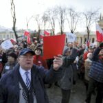 09.01.2016 Kielce. Komitet Obrony Demokracji manifestuje w obronie wolnych mediów pod pomnikiem Henryka Sienkiewicza. / Jarosław Kubalski / Radio Kielce