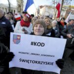 09.01.2016 Kielce. Komitet Obrony Demokracji manifestuje w obronie wolnych mediów pod pomnikiem Henryka Sienkiewicza. / Jarosław Kubalski / Radio Kielce