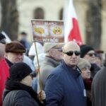 09.01.2016 Kielce. Komitet Obrony Demokracji manifestuje w obronie wolnych mediów pod pomnikiem Henryka Sienkiewicza. / Jarosław Kubalski / Radio Kielce