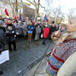 09.01.2016 Kielce. Komitet Obrony Demokracji manifestuje w obronie wolnych mediów pod pomnikiem Henryka Sienkiewicza. / Jarosław Kubalski / Radio Kielce
