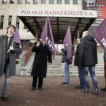 14.01.2016 Kielce. Partia Razem pikietuje przed rozgłośnią Radia Kielce w obronie wolnych mediów. / Jarosław Kubalski / Radio Kielce