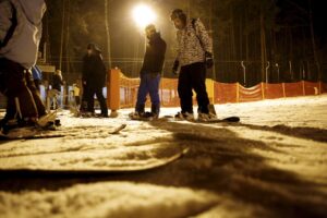 16.01.2016 Kielce. Nocna jazda na stoku narciarskim na Stadionie. / Jarosław Kubalski / Radio Kielce