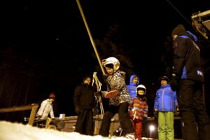 16.01.2016 Kielce. Nocna jazda na stoku narciarskim na Stadionie. / Jarosław Kubalski / Radio Kielce