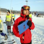 17.01.2016 Niestachów. Audycja Dzień Dobry Dzieci. Szkoła jazdy na nartach w Ośrodku Narciarskim w Niestachowie. Prowadzący audycję Marcin Przemirski. / Jarosław Kubalski / Radio Kielce