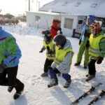 17.01.2016 Niestachów. Audycja Dzień Dobry Dzieci. Szkoła jazdy na nartach w Ośrodku Narciarskim w Niestachowie. Rozgrzewka. / Jarosław Kubalski / Radio Kielce