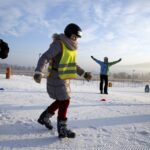 17.01.2016 Niestachów. Audycja Dzień Dobry Dzieci. Szkoła jazdy na nartach w Ośrodku Narciarskim w Niestachowie. Rozgrzewka. / Jarosław Kubalski / Radio Kielce