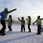 17.01.2016 Niestachów. Audycja Dzień Dobry Dzieci. Szkoła jazdy na nartach w Ośrodku Narciarskim w Niestachowie. Rozgrzewka. / Jarosław Kubalski / Radio Kielce