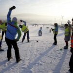 17.01.2016 Niestachów. Audycja Dzień Dobry Dzieci. Szkoła jazdy na nartach w Ośrodku Narciarskim w Niestachowie. Rozgrzewka. / Jarosław Kubalski / Radio Kielce