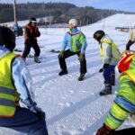 17.01.2016 Niestachów. Audycja Dzień Dobry Dzieci. Szkoła jazdy na nartach w Ośrodku Narciarskim w Niestachowie. Rozgrzewka. / Jarosław Kubalski / Radio Kielce