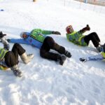 17.01.2016 Niestachów. Audycja Dzień Dobry Dzieci. Szkoła jazdy na nartach w Ośrodku Narciarskim w Niestachowie. Nauka bezpiecznego upadku. / Jarosław Kubalski / Radio Kielce