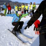 17.01.2016 Niestachów. Audycja Dzień Dobry Dzieci. Szkoła jazdy na nartach w Ośrodku Narciarskim w Niestachowie. Nauka bezpiecznego upadku w instruktarzu Pawła Szkaleja. / Jarosław Kubalski / Radio Kielce