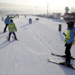 17.01.2016 Niestachów. Audycja Dzień Dobry Dzieci. Szkoła jazdy na nartach w Ośrodku Narciarskim w Niestachowie. / Jarosław Kubalski / Radio Kielce