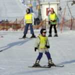 17.01.2016 Niestachów. Audycja Dzień Dobry Dzieci. Szkoła jazdy na nartach w Ośrodku Narciarskim w Niestachowie. / Jarosław Kubalski / Radio Kielce