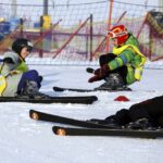 17.01.2016 Niestachów. Audycja Dzień Dobry Dzieci. Szkoła jazdy na nartach w Ośrodku Narciarskim w Niestachowie. Nauka bezpiecznego upadku. / Jarosław Kubalski / Radio Kielce