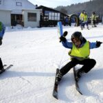 17.01.2016 Niestachów. Audycja Dzień Dobry Dzieci. Szkoła jazdy na nartach w Ośrodku Narciarskim w Niestachowie. Nauka bezpiecznego upadku. / Jarosław Kubalski / Radio Kielce