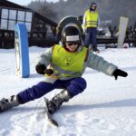 17.01.2016 Niestachów. Audycja Dzień Dobry Dzieci. Szkoła jazdy na nartach w Ośrodku Narciarskim w Niestachowie. Nauka bezpiecznego upadku. / Jarosław Kubalski / Radio Kielce