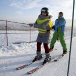 17.01.2016 Niestachów. Audycja Dzień Dobry Dzieci. Szkoła jazdy na nartach w Ośrodku Narciarskim w Niestachowie. / Jarosław Kubalski / Radio Kielce