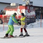 17.01.2016 Niestachów. Audycja Dzień Dobry Dzieci. Szkoła jazdy na nartach w Ośrodku Narciarskim w Niestachowie. / Jarosław Kubalski / Radio Kielce