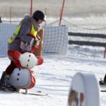 17.01.2016 Niestachów. Audycja Dzień Dobry Dzieci. Szkoła jazdy na nartach w Ośrodku Narciarskim w Niestachowie. Bliskie spotkanie Zuzi z bałwanem. / Jarosław Kubalski / Radio Kielce
