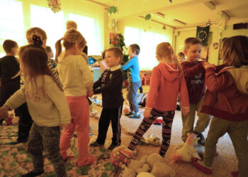 Dzieci z Przedszkola Samorządowego nr 5 słuchają "Latarenki" (4 grudnia 2015) / Kamil Król / Radio Kielce