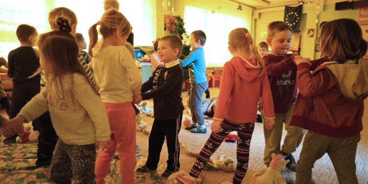 Rodzice mogą podzielić 2 dni opieki nad dzieckiem na godziny - Radio Kielce Dzieci z Przedszkola Samorządowego nr 5 słuchają "Latarenki" (4 grudnia 2015) / Kamil Król / Radio Kielce