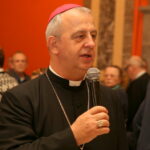 24.12.2015. Wigilia dla osób ubogich, samotnych i bezdomnych  w WDK w Kielcach. Życzenia świąteczne złożył biskup kielecki Jan Piotrowski / Kamil Król / Radio Kielce