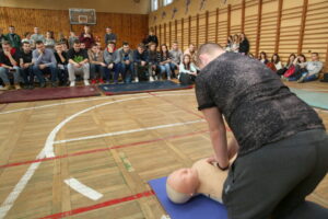 13.01.2016. Kurs udzielania pierwszej pomocy w ZSZ nr 1 w Kielcach / Kamil Król / Radio Kielce