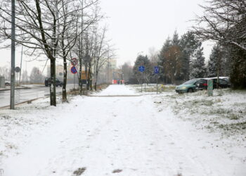 15.01.2016. Zima w Kielcach. Zasypane drogi, nieodśnieżone chodniki / Kamil Król / Radio Kielce