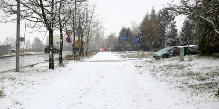 15.01.2016. Zima w Kielcach. Zasypane drogi, nieodśnieżone chodniki / Kamil Król / Radio Kielce