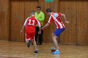 21.01.2016. XIV Ferie z Futbolem im. Adama Gołąba. Mecz Zbychu Team - Dziki Zachód 1:1 / Kamil Król / Radio Kielce